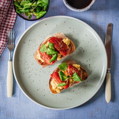 Тёплый бутерброд с яичницей-болтуньей, беконом и помидорами