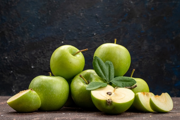 a front view green apple fresh and mellow on the dark background fruit color vitamine healthy - Постная яблочная галета с мёдом и корицей