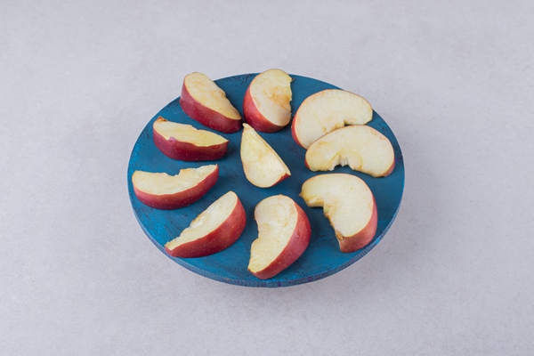 apple slices on a plate on the marble - Яблочный компот с таволгой