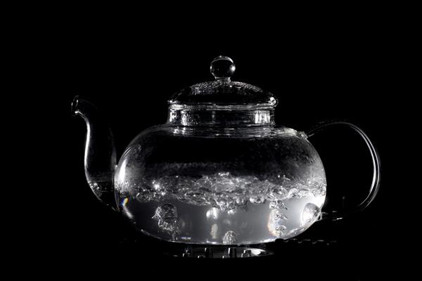 boiling hot water for tea arrangement - Постная галета с персиками и малиной