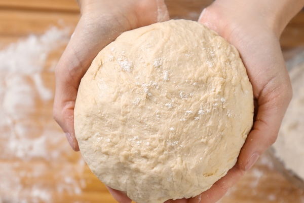 closeup of woman holding raw dough - Постная галета с мандаринами