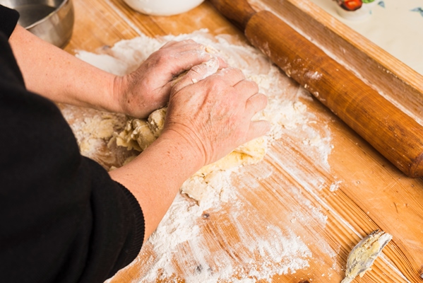 crop person kneading dough - Постная абрикосовая галета