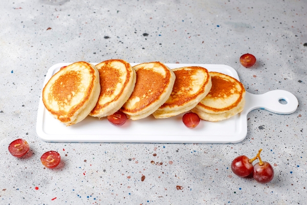 delicious pancakes with red grapes - Дрожжевые картофельные оладьи, постный стол