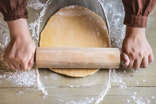 flattening a dough food photography recipe idea - Постная цельнозерновая галета с лимонной начинкой