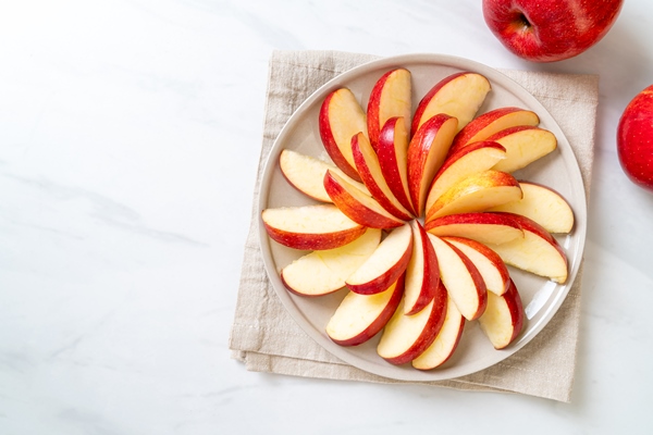 fresh apple slice on plate - Постная галета с чёрной смородиной и яблоком