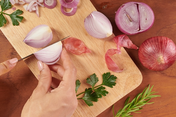 fresh red whole and sliced onion sliced red onion with parsley and rosemary onion and slices on wooden cutting board freshly picked from home growth organic garden food concept - Соус "Релиш" с маринованными огурчиками и горчицей