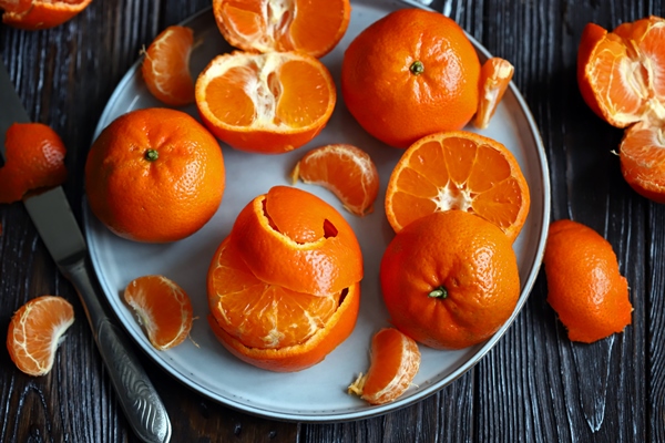 fresh tangerines on a dark wooden background citrus - Постная галета с мандаринами