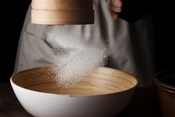 front view hands sifting flour - Постная яблочная галета с мёдом и корицей