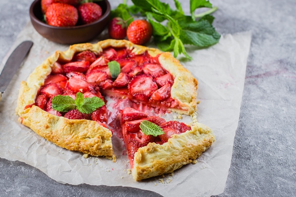 galette with strawberry on concrete background berry tart delicious summer food dessert - Клубничная галета, постный стол