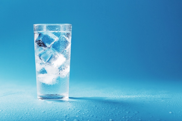 glass with water and ice cubes on a blue background rescue concept on a hot sultry day free space - Постная яблочная галета с мёдом и корицей