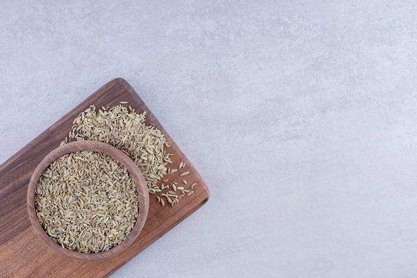 green dry anise seeds in a plate on concrete background high quality photo - Соус "Релиш" с маринованными огурчиками и горчицей