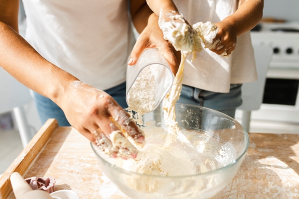hands pouring flour in a bowl - Клубничная галета, постный стол