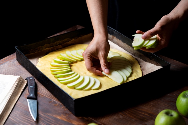 high angle hand arranging apple slices - Постная яблочная галета с мёдом и корицей