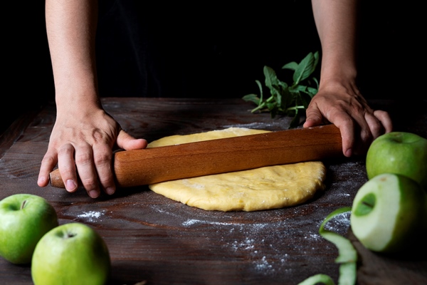 high angle hands rolling out the dough - Постная яблочная галета с мёдом и корицей