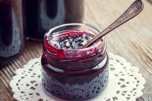 jars of jam on wooden kitchen table retro toned - Постная галета с чёрной смородиной и яблоком