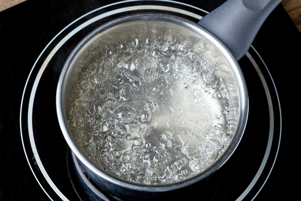 kettle of boiling water on electric induction hob on wooden kitchen table - Постная цельнозерновая галета с лимонной начинкой