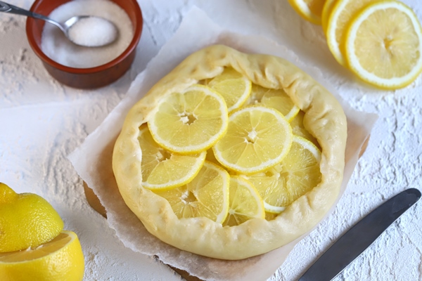 lemon galette before baking preparing a galette with lemon - Постная цельнозерновая галета с лимонной начинкой