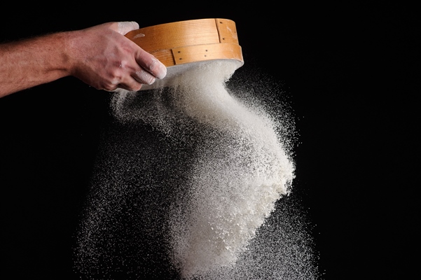 men s hands are sifting flour through a sieve - Постная галета с чёрной смородиной и яблоком