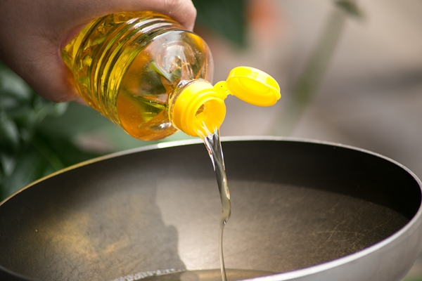 pouring food oil in hot pan for deep frying - Постная галета с мандаринами