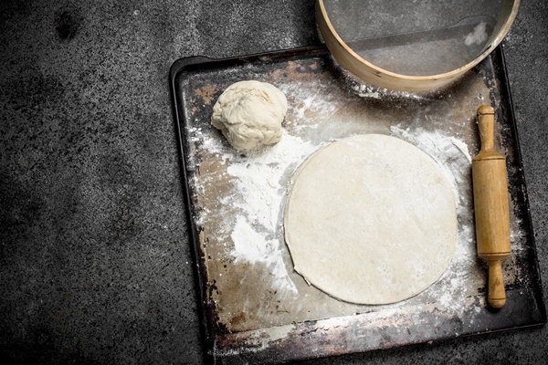 roll out dough for pizza - Галета со шпинатом, постная