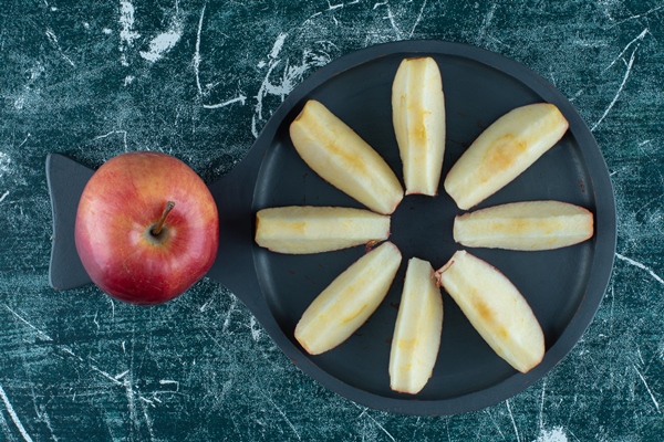 sliced and whole red apple on dark wooden board - Постная галета с яблоками