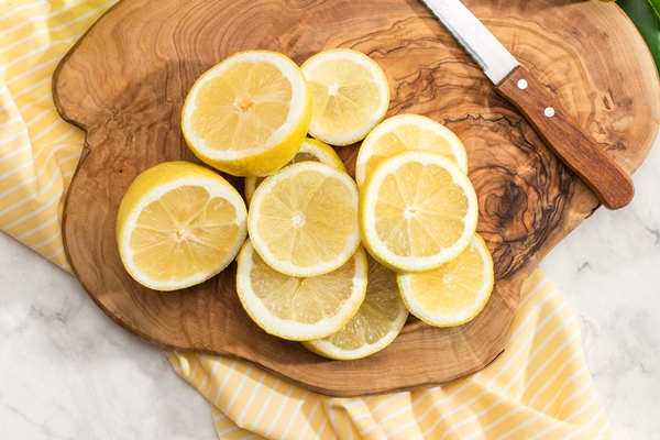 sliced lemons on chopping board - Постная цельнозерновая галета с лимонной начинкой