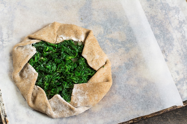 summer galette with spinach summer food open pie process of baking raw dough - Галета со шпинатом, постная