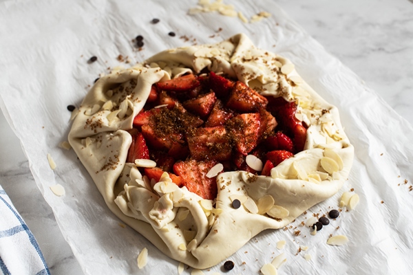 summer strawberry galette with almond flakes in making food preparation concept 1 - Клубничная галета, постный стол