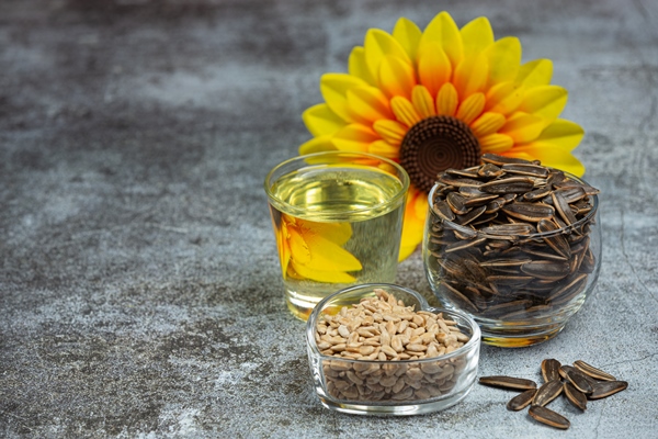 sunflower oil on the table - Галета с ревенем