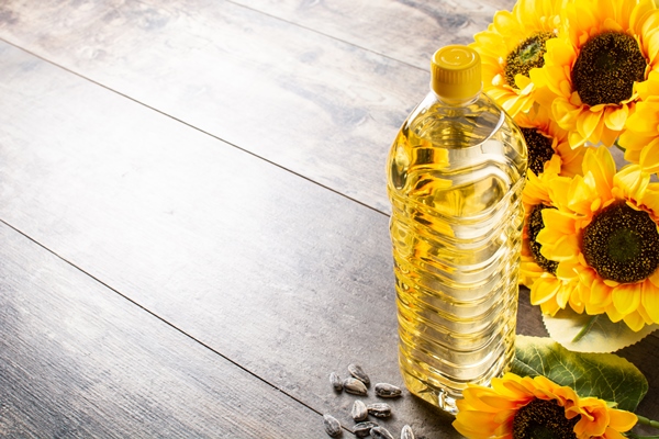 sunflower oil plastic bottle on wooden table - Постная галета с персиками и малиной