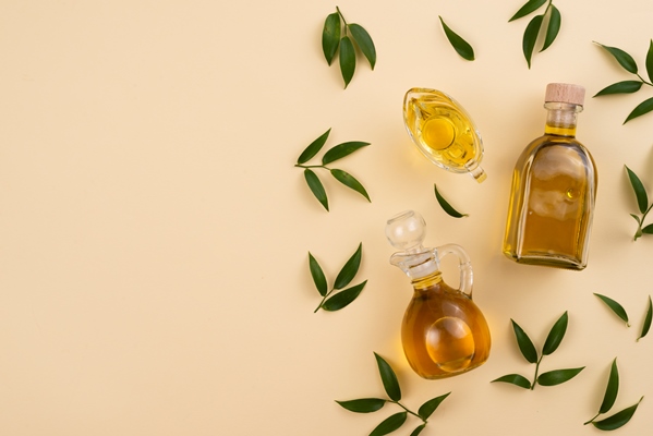 top view arrangement with olive oil and leaves - Постная галета с чёрной смородиной и яблоком