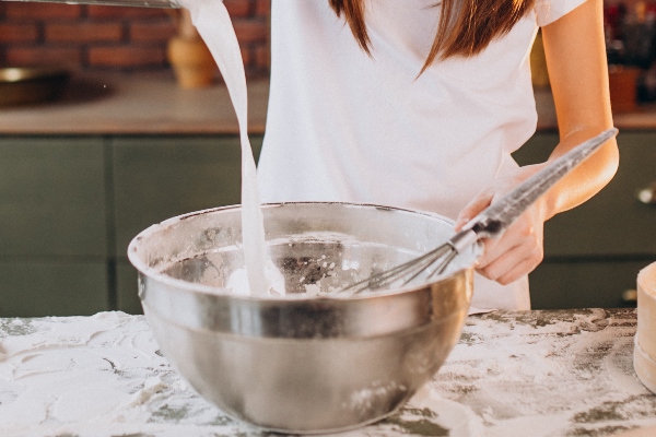 young little girl baking pastry at the kitchen for breakfast - Постная яблочная галета с мёдом и корицей