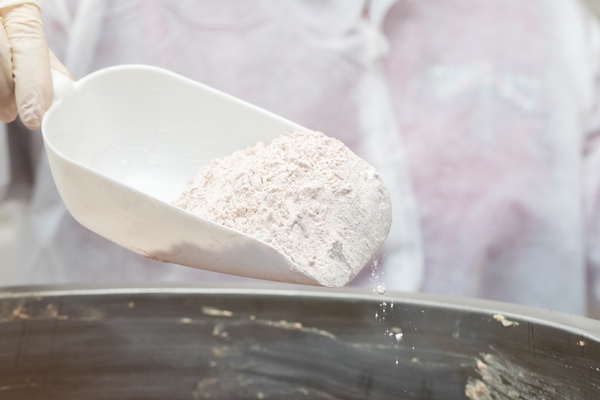 adding flour into frying metallic pan - Постное слоёное бездрожжевое тесто