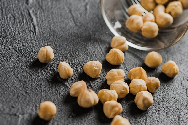 close up hazelnuts near glass - Лещина: сроки сбора лесного ореха и рецепт приготовления