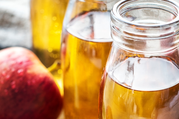 fresh apple juice close up shot - Монастырский яблочный уксус