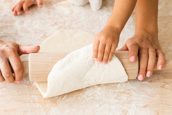 hands using kitchen roller cookies dough - Постное слоёное бездрожжевое тесто