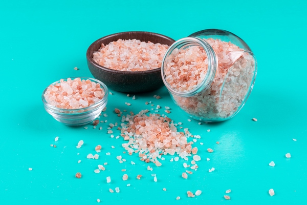 himalayan salt in bowls and a big jar - Восточный шербет с орехами