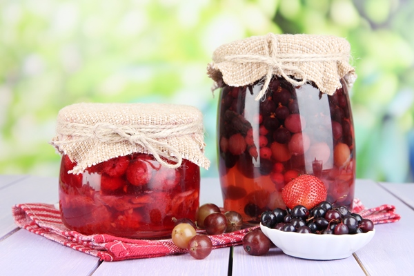home made berry jam on wooden table on bright background - Как правильно варить и хранить варенье
