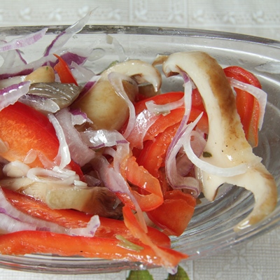 Салат из белых груздей с луком и болгарским перцем