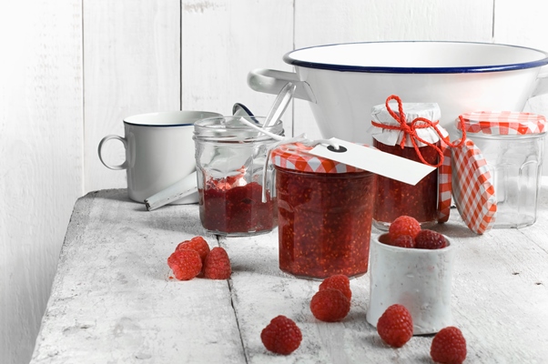 jars of raspberry jam and raspberries - Как правильно варить и хранить варенье