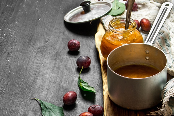 mashed ripe plums in a small saucepan - Как правильно варить и хранить варенье