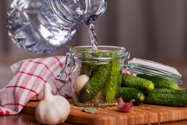 preparing pickle cucumbers in the kitchen - Солёные огурцы с яблоками