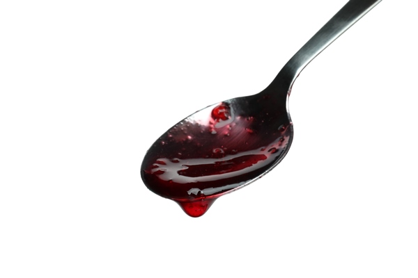 spoon with cherry jam isolated on white background - Как правильно варить и хранить варенье