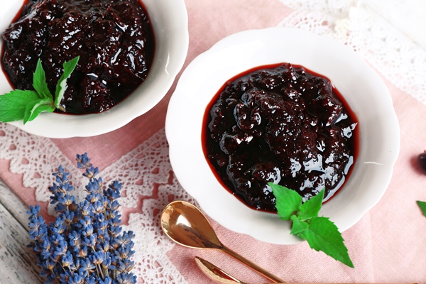 tasty currant jam with berries on table close up - Как правильно варить и хранить варенье