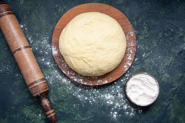 top view raw dough piece with white flour dark blue background pastry bake cake pie raw fresh oven dough hotcake - Постное слоёное бездрожжевое тесто