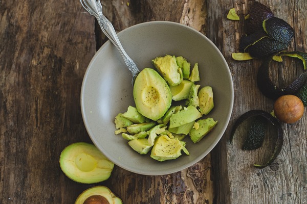 avocado on the table - Бутерброд "Лягушонок" с авокадо и овощами