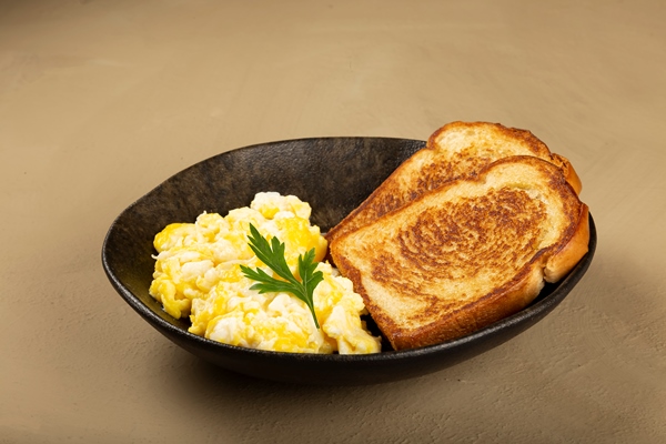 breakfast scrambled egg with toast - Тост "Цыплёнок" с маслом и яичницей