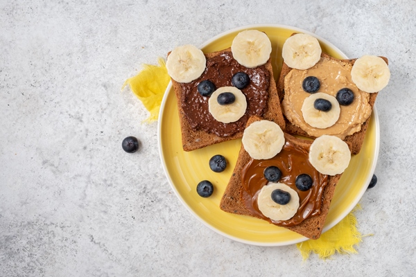 breakfast toasts with nut butter and banana with cute funny bear face - Тосты для детей на завтрак