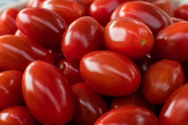 bright red ripe tomatoes - Сухая томатная паста