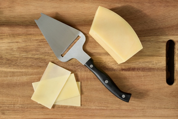 cheese parmesan and special knife on wooden board top view - Хозяйке на заметку: виды кухонных ножей